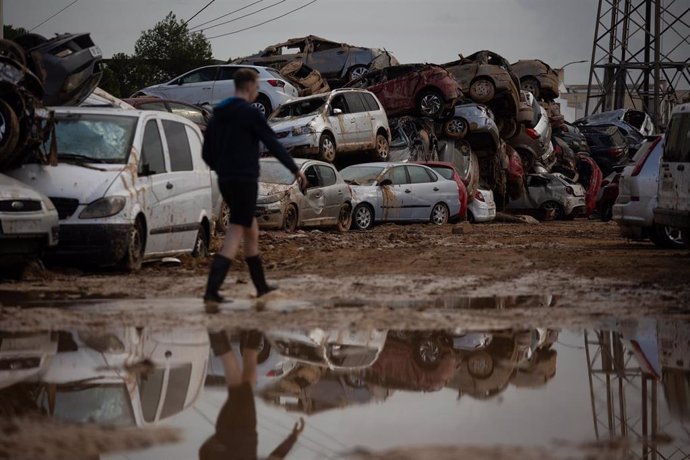 Coches apilados por la grúas en Paiporta tras la DANA.