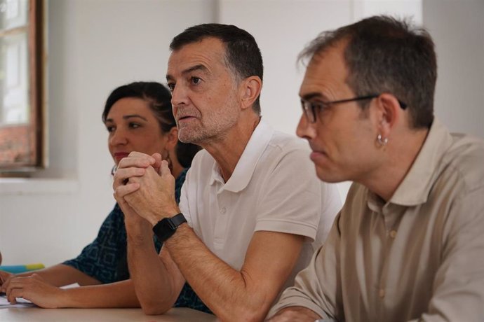 El coordinador general de IU, Antonio Maíllo, atiende a los medios de comunicación durante un encuentro con AMPAS de centros educativos públicos de la provincia , a 10 de abril de 2024 en Sevilla (Andalucía, España). 