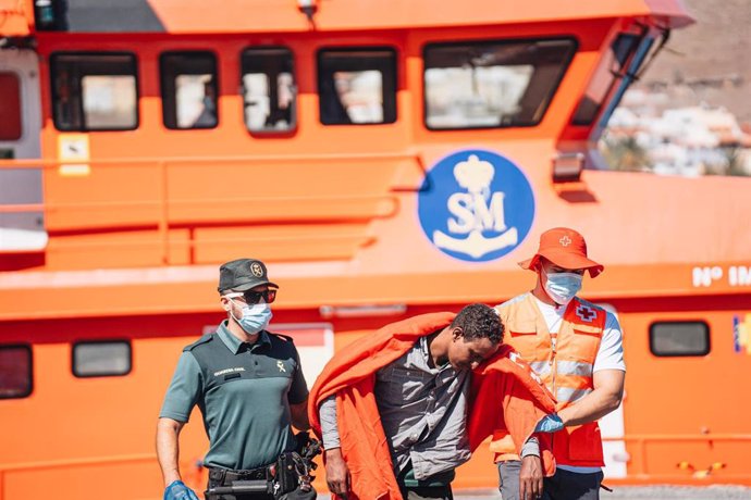 Llegada de una patera al puerto de San Sebastián de la Gomera, a 10 de octubre de 2024, en San Sebastián de la Gomera, Islas Canarias (España). Dos embarcaciones con unos 106 migrantes llegan a Canarias y son trasladados hasta el muelle de La Restinga, en