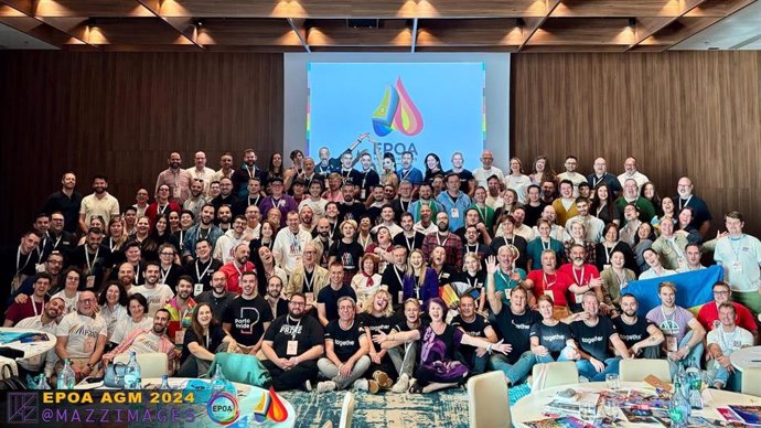 Foto de familia en la Asamblea General de la Asociación de Organizadores de Prides Europeos 2024, celebrada en Oporto, donde ha elegido a Barcelona como la ciudad anfitriona de la la próxima asamblea