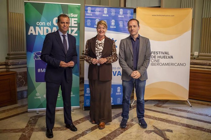 El director general de RTVA, Juande Mellado (izquierda);  la presidenta de la Fundación Cultural Festival de Cine Iberoamericano de Huelva y alcaldesa de la capital, Pilar Miranda; y el director del certamen, Manuel H. Martin.