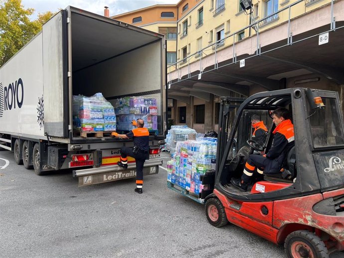 Salen rumbo a Valencia los primeros tres tráileres con parte de la ayuda humanitaria recogida en Logroño para los afectados por la DANA