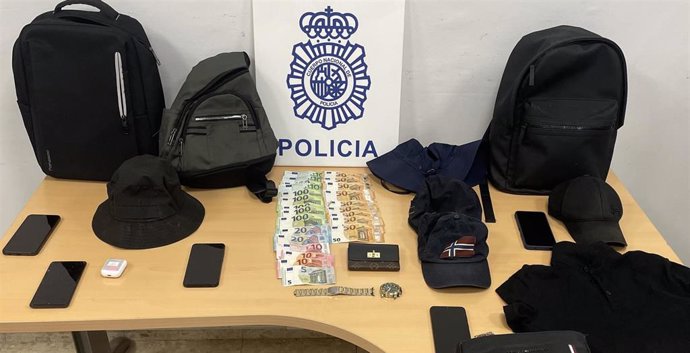 Objetos y dinero intervenidos en una operación policial