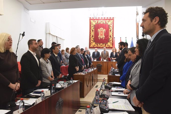 Minuto de silencio en el inicio del pleno de la corporación provincial en Baza