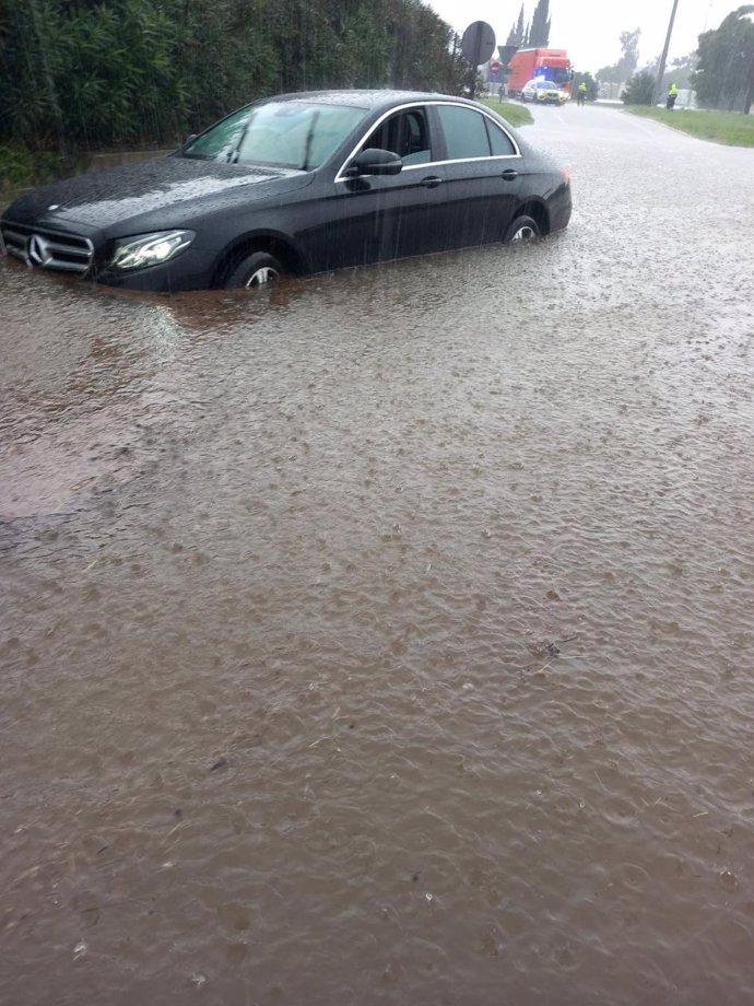 Imagen de un coche inundado