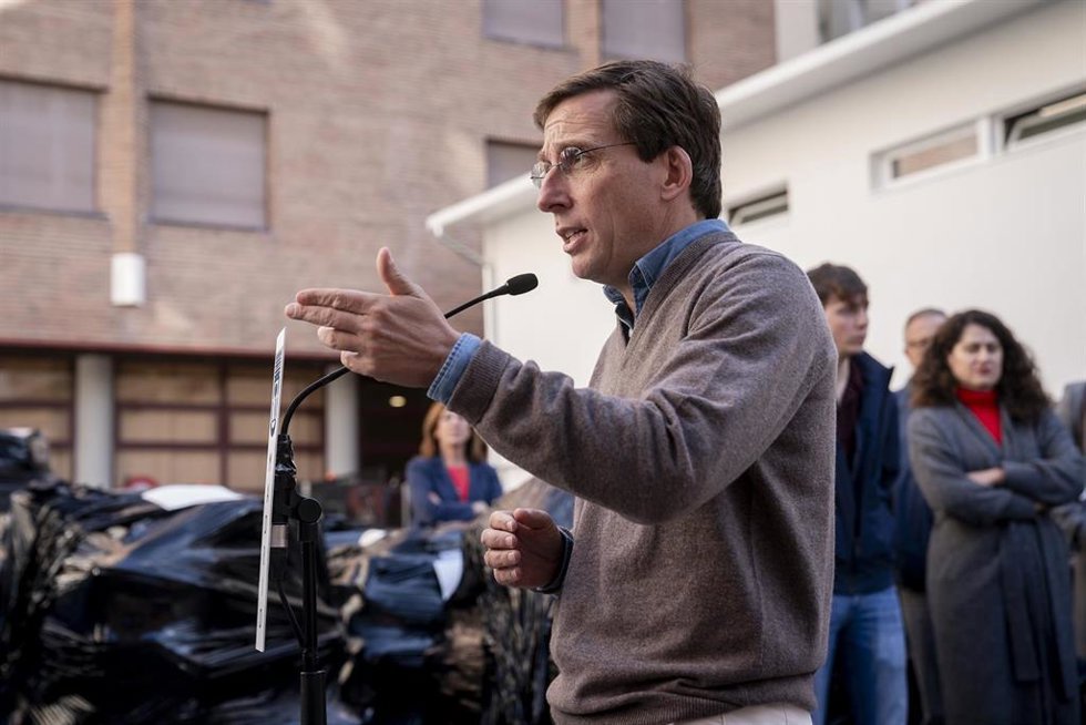 El alcalde de Madrid, José Luis Martínez-Almeida, interviene durante su visita al punto de recogida de ayuda a Valencia de Chamberí, a 3 de noviembre de 2024, en Madrid