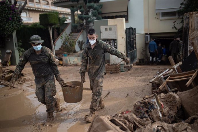 Dos militares ayudan a limpiar los estragos ocasionados por la DANA, a 3 de noviembre de 2024, en Paiporta, Valencia, Comunidad Valenciana (España).