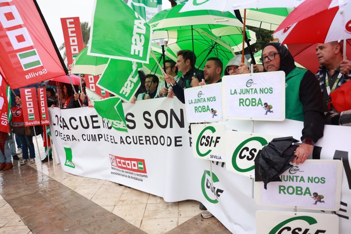 Trabajadores y miembros de sindicatos se concentran ante el Hospital Virgen del Rocío. A 30 de octubre de 2024, en Sevilla (Andalucía, España).