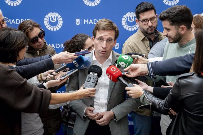 El alcalde de Madrid, José Luis Martínez-Almeida, preside el acto institucional conmemorativo del 20 aniversario de la constitución del Cuerpo de Agentes de Movilidad, en el Palacio de Cibeles