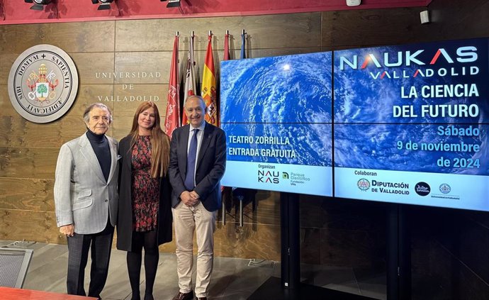 El rector de la Universidad de Valladolid (UVa), Antonio Largo, Junto a la diputada de Cultura, Yolanda Burgoa, y el gerente del Teatro Zorrilla, Enrique Cornejo, en la presentación de la 7ª edición de Naukas Valladolid.