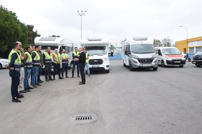 Policías locales de Algeciras antes de partir de Utiel en Valencia.