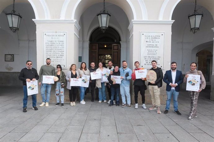 El delegado de Turismo de Mérida, Felipe González, junto a los ganadores del concurso de la Ruta de la Tapa 2024.