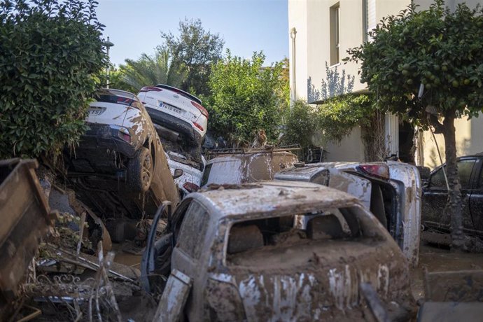 Varios coches amontonados, a 2 de noviembre de 2024, en Alfafar, Valencia, Comunidad Valenciana (España). 