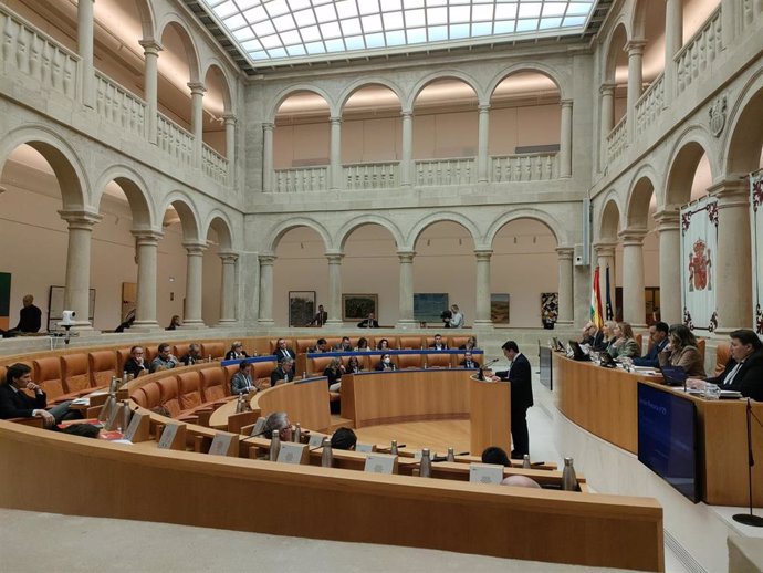 El consejero de Hacienda, Gobernanza Pública, Avance Digital y Portavocía, Alfonso Domínguez, durante su intervención en el debate de las enmiendas a la totalidad a los presupuestos de La Rioja