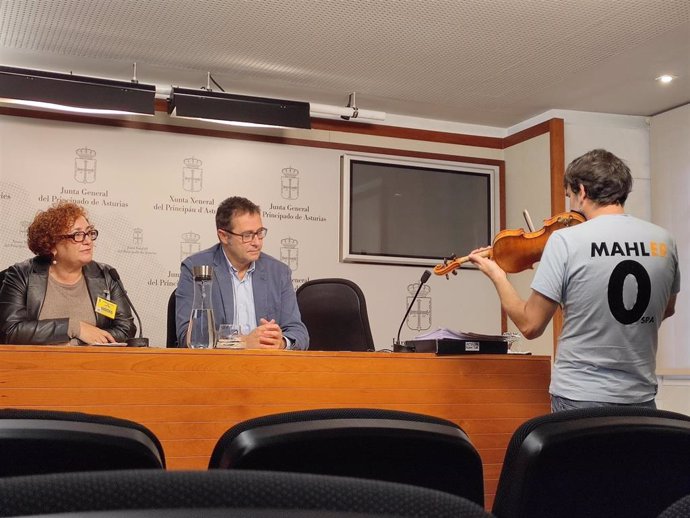 La representante sindical de CSIF Cristina Esteban; el diputado del PP José Luis Costillas; y el violinista Pablo de la Carrera, durante una rueda de prensa en la Junta General del Principado