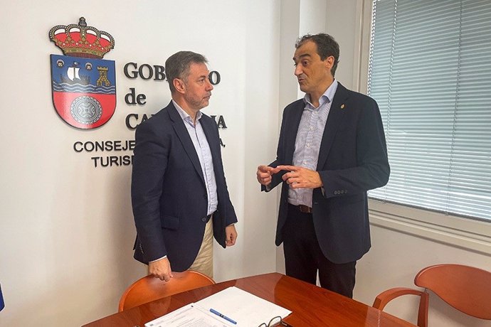 Martinez Abad y Bretones durante la reunión mantenida en la sede de la Consejería.