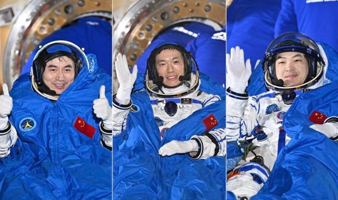 En esta fotografía combinada, los astronautas Ye Guangfu, Li Cong y Li Guangsu (de izq. A der.) salen de la cápsula de retorno de la nave espacial tripulada Shenzhou-18 tras el aterrizaje