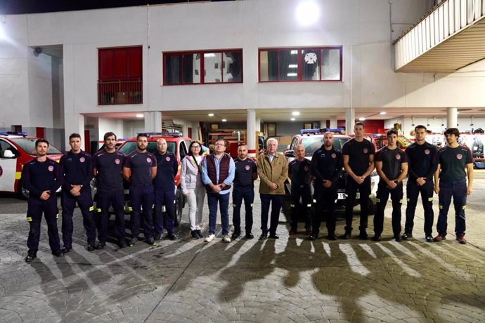 Melilla donará medio millón de euros a Valencia y envía a 15 bomberos y 30 policías locales. En la imagen, efectivos junto al presidente melillense, Juan José Imbroda