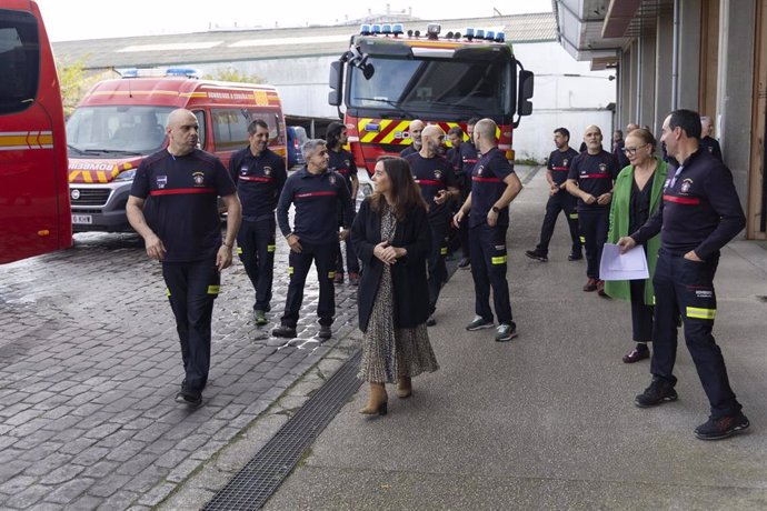 La alcaldesa de A Coruña, Inés Rey, en compañía de los efectivos que se desplazan a Valencia para apoyar a las víctimas de la DANA