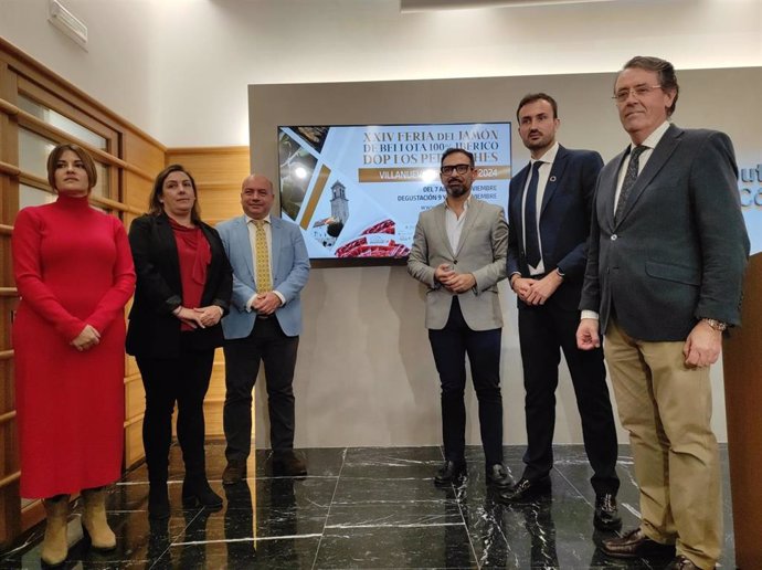 (En La Dcha.) Félix Romero, Isaac Reyes Y Antonio Jesús Torralbo, Con Ediles De Villanueva De Córdoba (Izda.), En La Presentación De La Feria Del Jamón De Bellota 100% Ibérico DOP Los Pedroches.