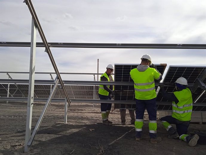 Montaje de placas solares en una planta de Endesa.