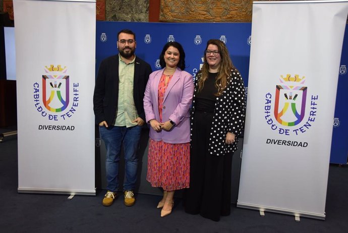 El portavoz de Diversas, Sergio Siverio, la directpra insular de Igualdad y Diversidad del Cabildo de Tenerife, Patricia de León y la coordinadora técnica de Diversas, Meritxell Salazar, en la presentación de los resultados del proyecto 'Asterisco'