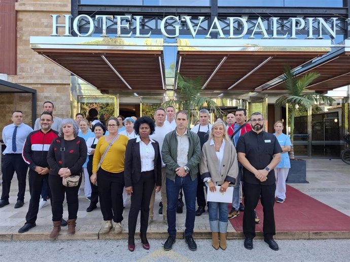 El coordinador general de IU Andalucía y diputado de Sumar en el Congreso, Toni Valero, y la coordinadora local de Izquierda Unida Marbella, Victoria Morales,