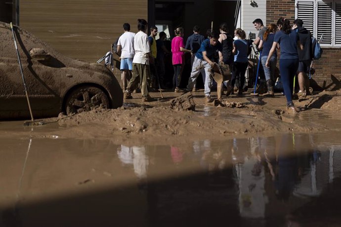 Decenas de voluntarios retiran agua y barro, a 2 de noviembre de 2024, en Valencia, Comunidad Valenciana (España). Más de 200 voluntarios de Protección Civil de toda España están participando en las tareas de emergencia como consecuencia de la DANA que el