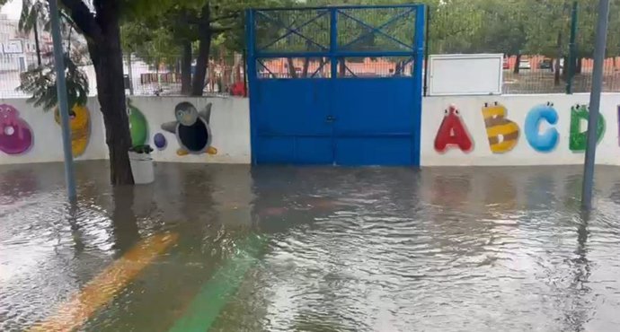 Imagen de un colegio inundado en Jerez por las lluvias de la Dana.