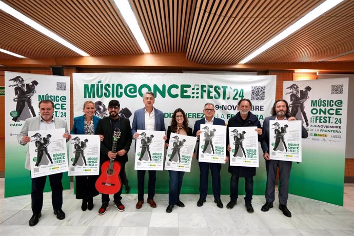 El director de Promoción Sociocultural, Artística y Deportiva de la ONCE, Ángel Luis Gómez, junto a representantes de los ayuntamiento de Jerez y Cádiz en la presentación de Músic@ONCE Fest 2024. ARCHIVO.