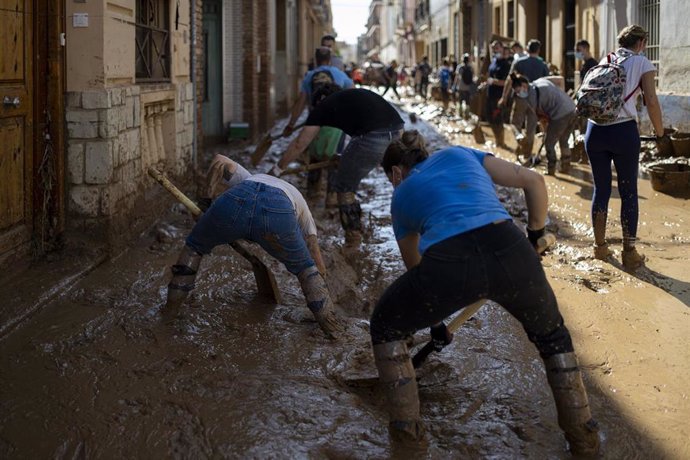 Decenas de voluntarios retiran agua y barro, a 2 de noviembre de 2024, en Valencia, Comunidad Valenciana (España). 