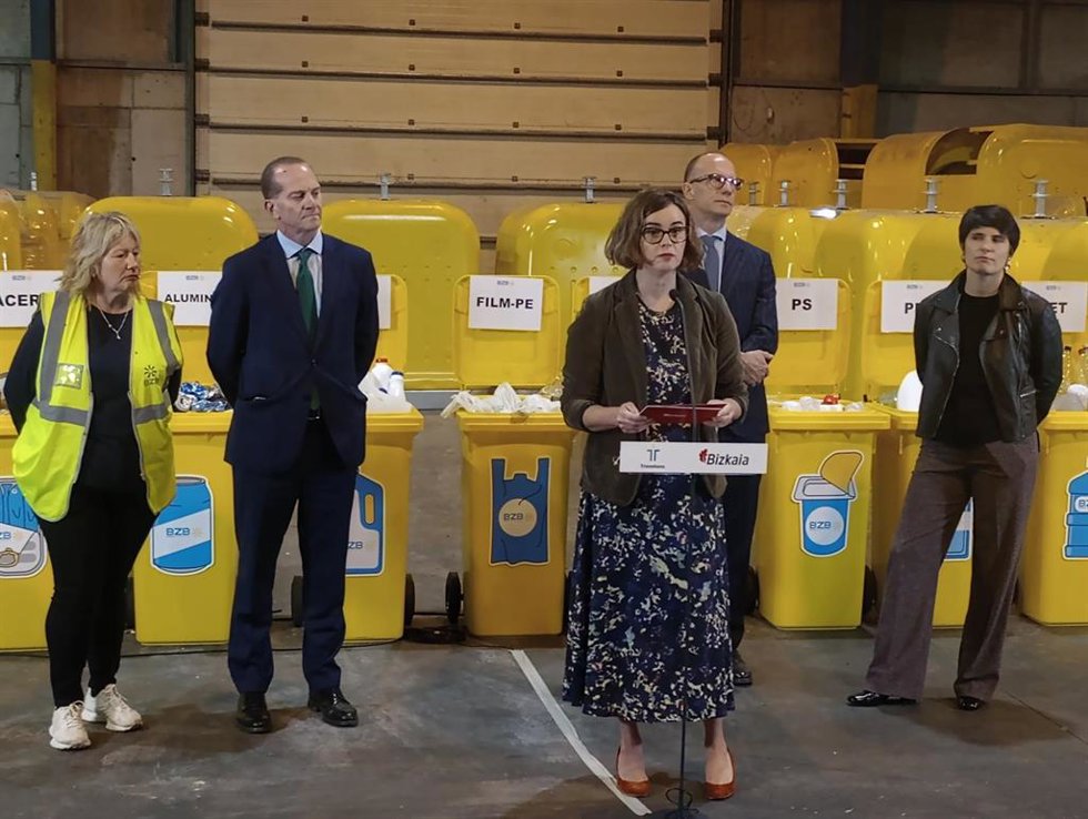 Elixabete Etxanobe (centro), junto a Joachim Domrs y Arantxa Atutxa (derecha) y Ángel Hervella y una operaria de la planta (izda)