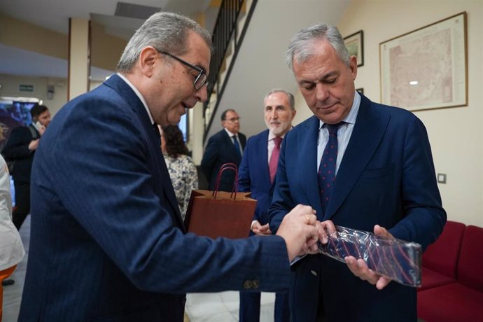 José Luis Sanz y el presidente de la entidad colegial, Juan Antonio Montes