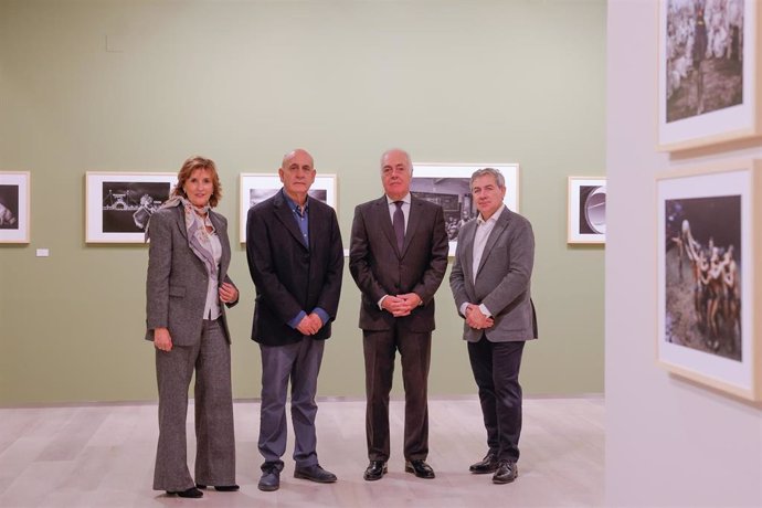 Mayte Ciriza, jefa de cultura de Fundación Ibercaja; Antonio Morón, comisario; José Luis Rodrigo, director general de Fundación Ibercaja e Ignacio García, presidente de la Real Sociedad Fotográfica de Zaragoza.