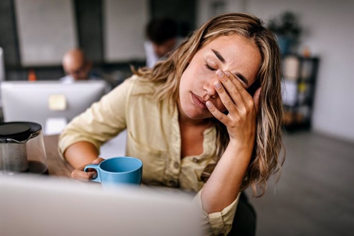 Archivo - Mujer de negocios cansada frotándose los ojos