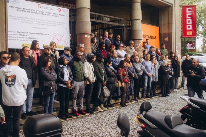 Concentración a las puertas de la sede autonómica de CCOO en solidaridad con las víctimas de la DANA.