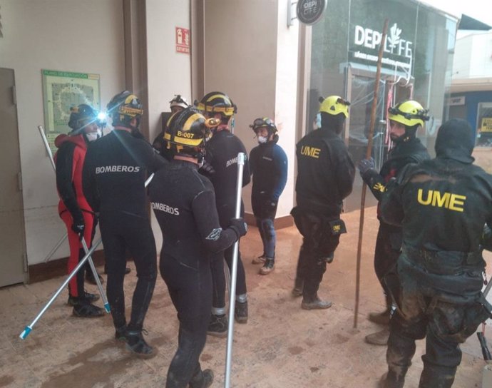 Bomberos de Valladolid junto a efectivos de la UME, en el centro comercial Bonaire de Aldaia (Valencia).