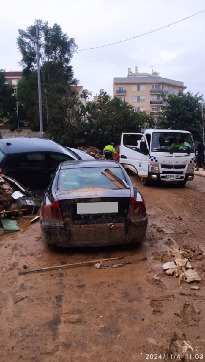 Imágenes de los operarios de la Smassa desplazados a la pedanía de La Torre (Valencia)