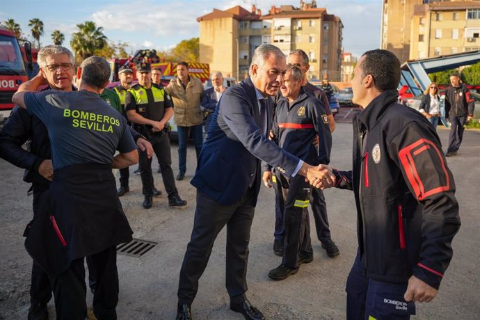 Sanz saluda a los miembros del contingente