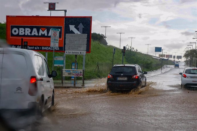 Una calle de Badalona (Barcelona) anegada por la lluvia