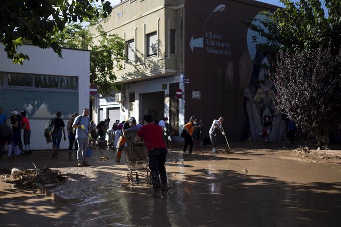 Decenas de voluntarios retiran agua y barro, a 2 de noviembre de 2024, en Valencia, Comunidad Valenciana (España).