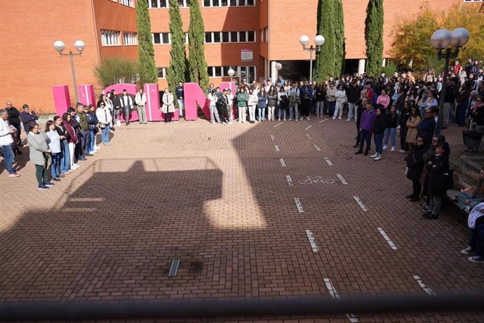 Minuto de silencio en el campus de Cuenca por las víctimas de la DANA.