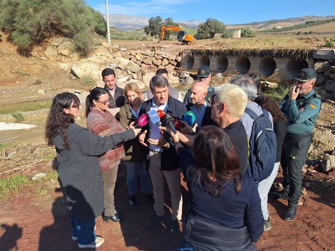 El delegado del Gobierno de España en Andalucía, Pedro Fernández, en una visita a la localidad malagueña de Almogía.