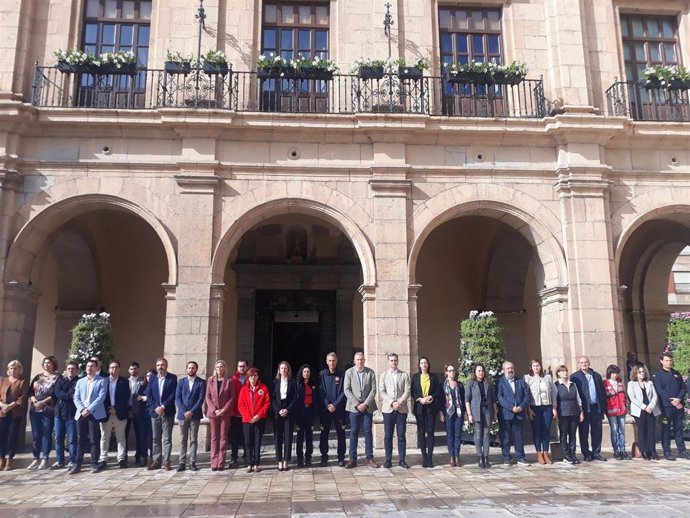 Celebración de los cinco minutos de silencio en el Ayuntamiento de Castelló