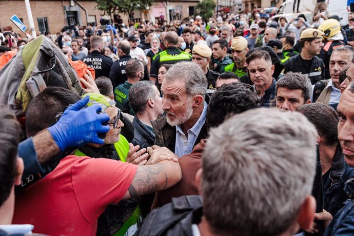 El Rey Felipe VI durante su visita a una zona afectada por la DANA, en Paiporta