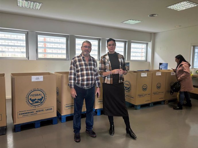 La alcaldesa de Huesca, Lorena Orduna, visita el CRTI, donde se recogen las donaciones para los afectados por la DANA.