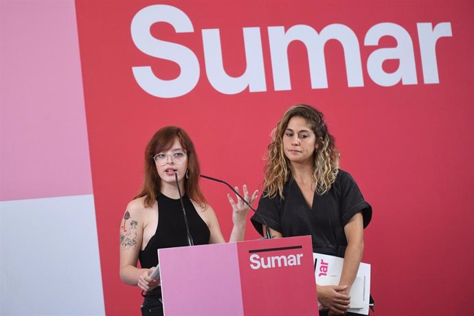 Archivo - La secretaria de Comunicación de Sumar, Elizabeth Duval, acompañada por la Secretaria de Organización de Sumar, Lara Hernández, ofrece una rueda de prensa en el Espacio Rastro, a 2 de septiembre de 2024, en Madrid (España).