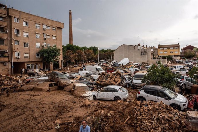 Coches amontonados por la DANA, a 3 de noviembre de 2024, en Paiporta, Valencia, Comunidad Valenciana (España).