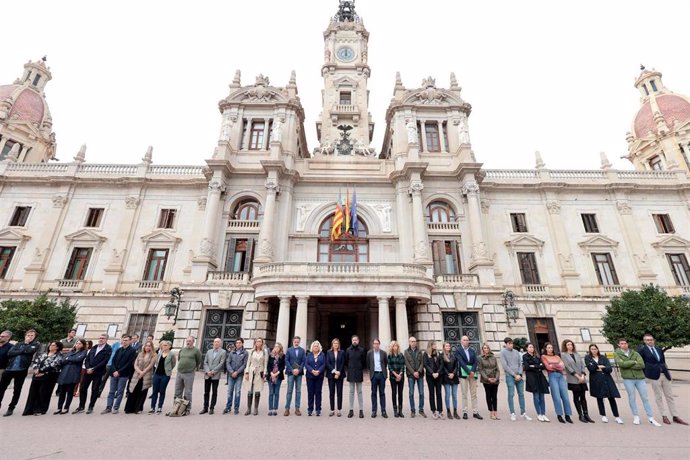 Minuto de silencio ante el Ayuntamiento de València por las víctimas de la DANA