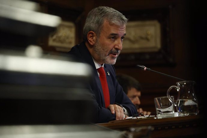 El alcalde de Barcelona, Jaume Collboni, durante el último pleno de la exalcaldesa de Barcelona y líder de los Comuns en el Ayuntamiento, en el Ayuntamiento de Barcelona, a 25 de octubre de 2024, en Barcelona, Catalunya (España). Este es el último pleno d